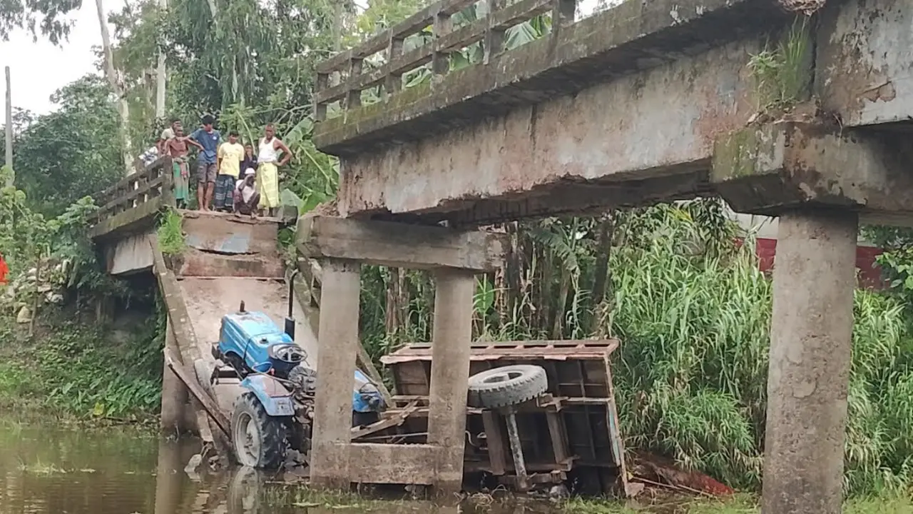 কুড়িগ্রামে সেতু ভেঙে নিচে পড়ল ট্রলি, আহত ৬