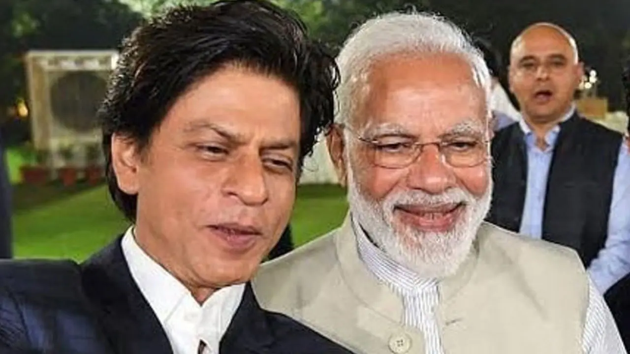 মোদির জ্বালানি সাশ্রয়ের বার্তার মাঝেই গাড়ি কিনে আলোচনায় শাহরুখ!