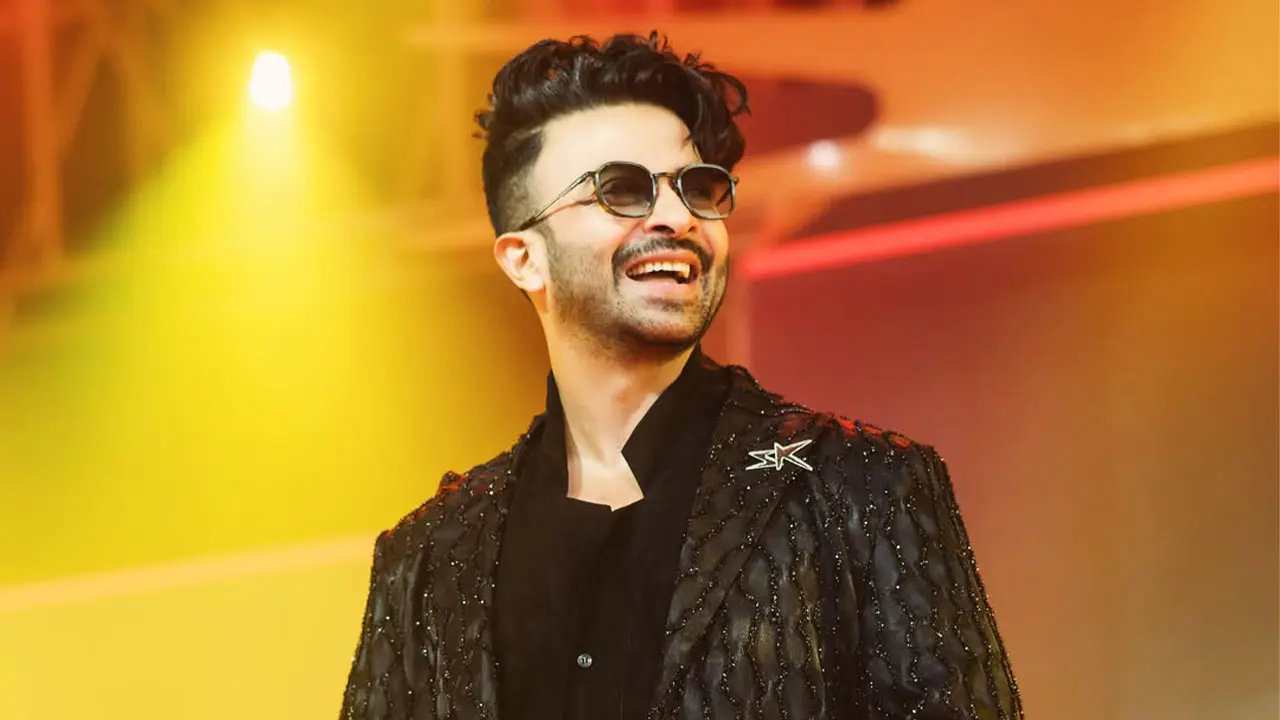 নতুন লুকে ভক্তদের বিশেষ বার্তা শাকিবের