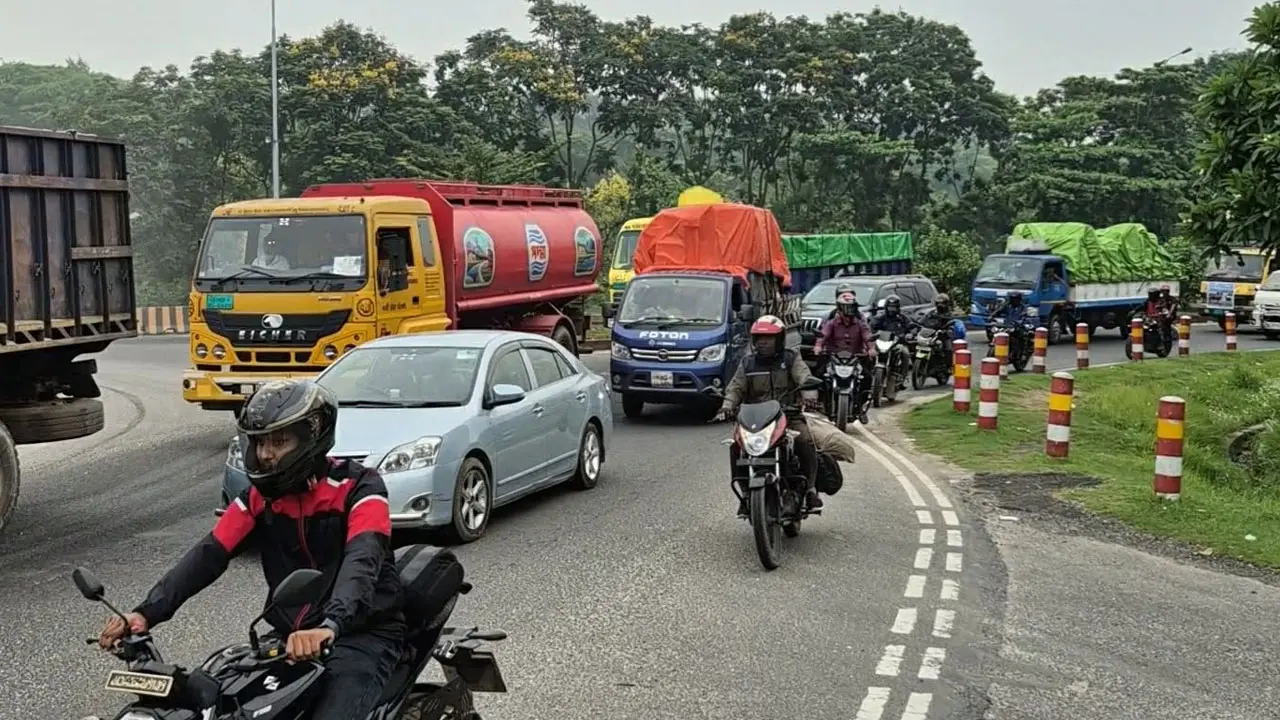 সিরাজগঞ্জে মহাসড়কে যানবাহনের চাপ দ্বিগুণ, নেই যানজট
