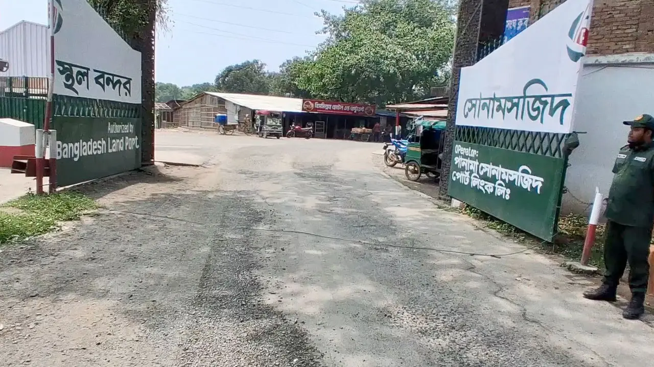 ১৭ দিন পর সোনামসজিদ স্থলবন্দর দিয়ে পাথর আমাদানি শুরু