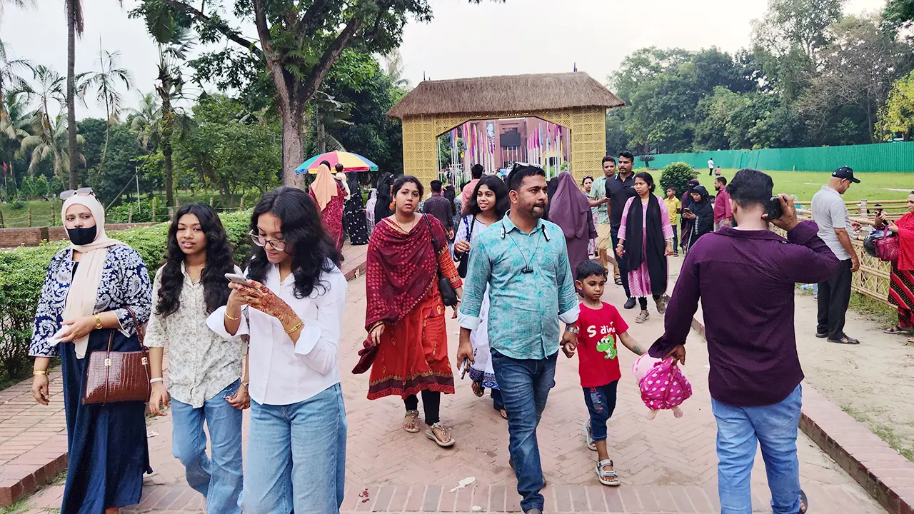ঈদের ছুটিতে সোনারগাঁয়ে পর্যটকদের উপচে পড়া ভিড়