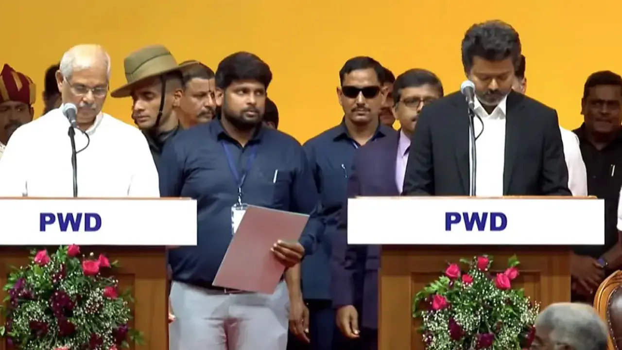 মুখ্যমন্ত্রী হিসেবে থালাপতি বিজয়ের শপথ গ্রহণ