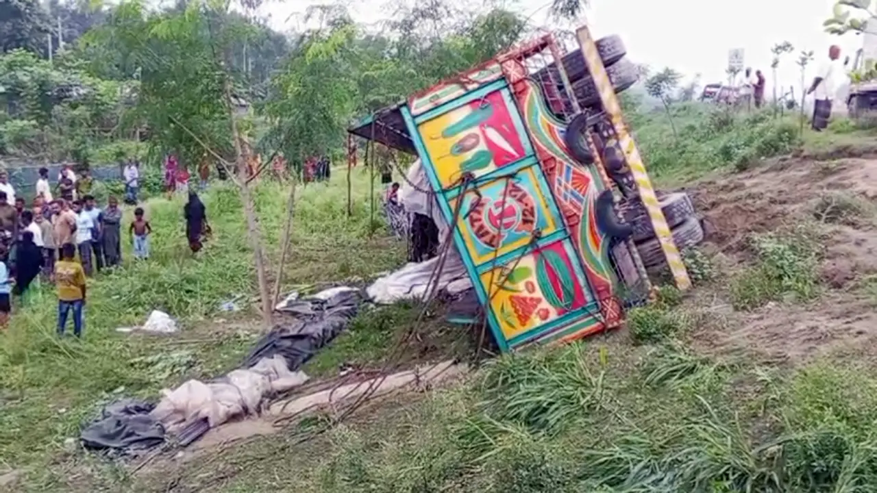 টাঙ্গাইলে ট্রাক দুর্ঘটনায় নিহত ১৫ জনের পরিচয় মিলেছে