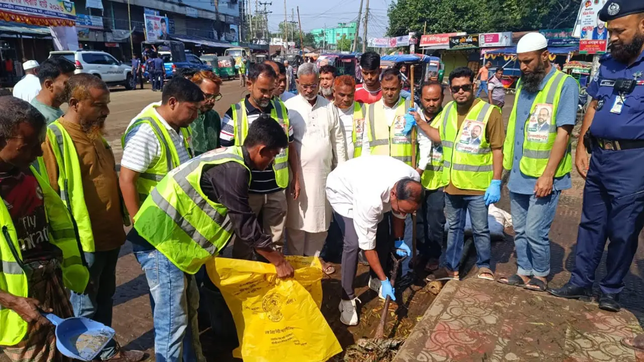 টাঙ্গাইলে কোরবানির বর্জ্য অপসারণে মাঠে নামলেন প্রতিমন্ত্রী টুকু