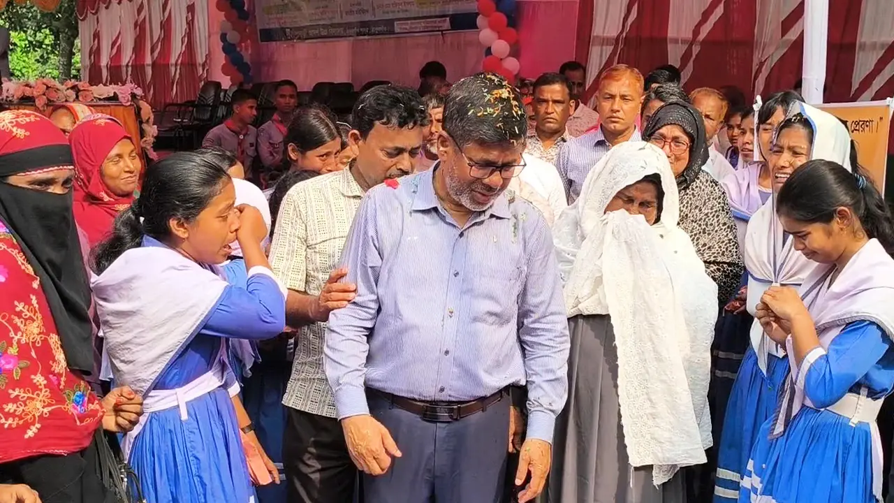এক শিক্ষকের বিদায়ে কাঁদল পুরো বিদ্যালয়