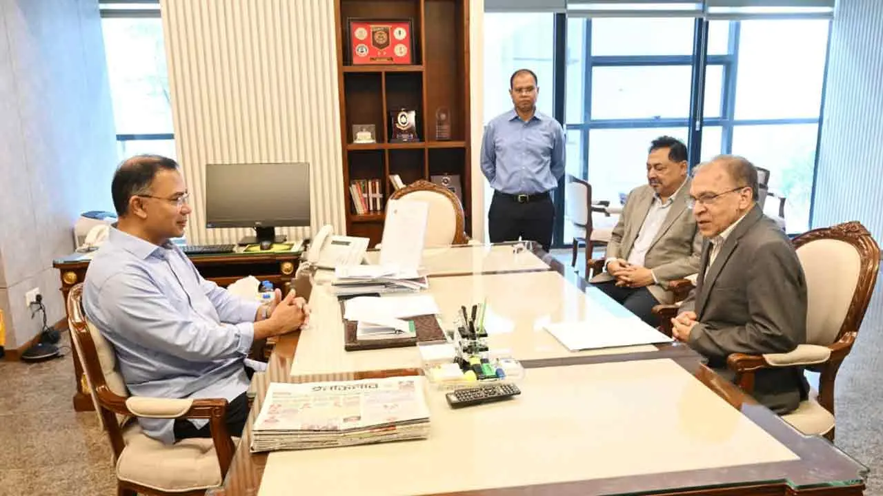 প্রধানমন্ত্রীর সঙ্গে টিআইবির নির্বাহী পরিচালকের সাক্ষাৎ