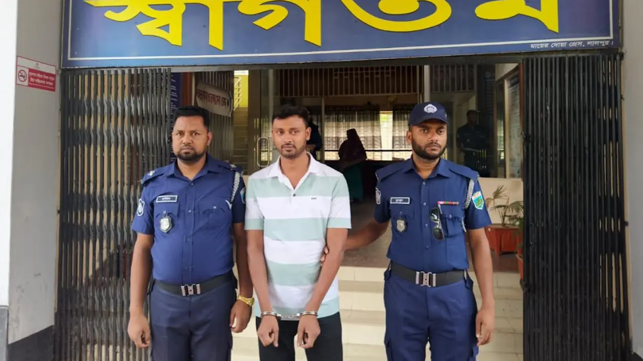 নাটোরে পার্কে দুই বিদেশি নাগরিককে হয়রানি, টিকটকার গ্রেপ্তার