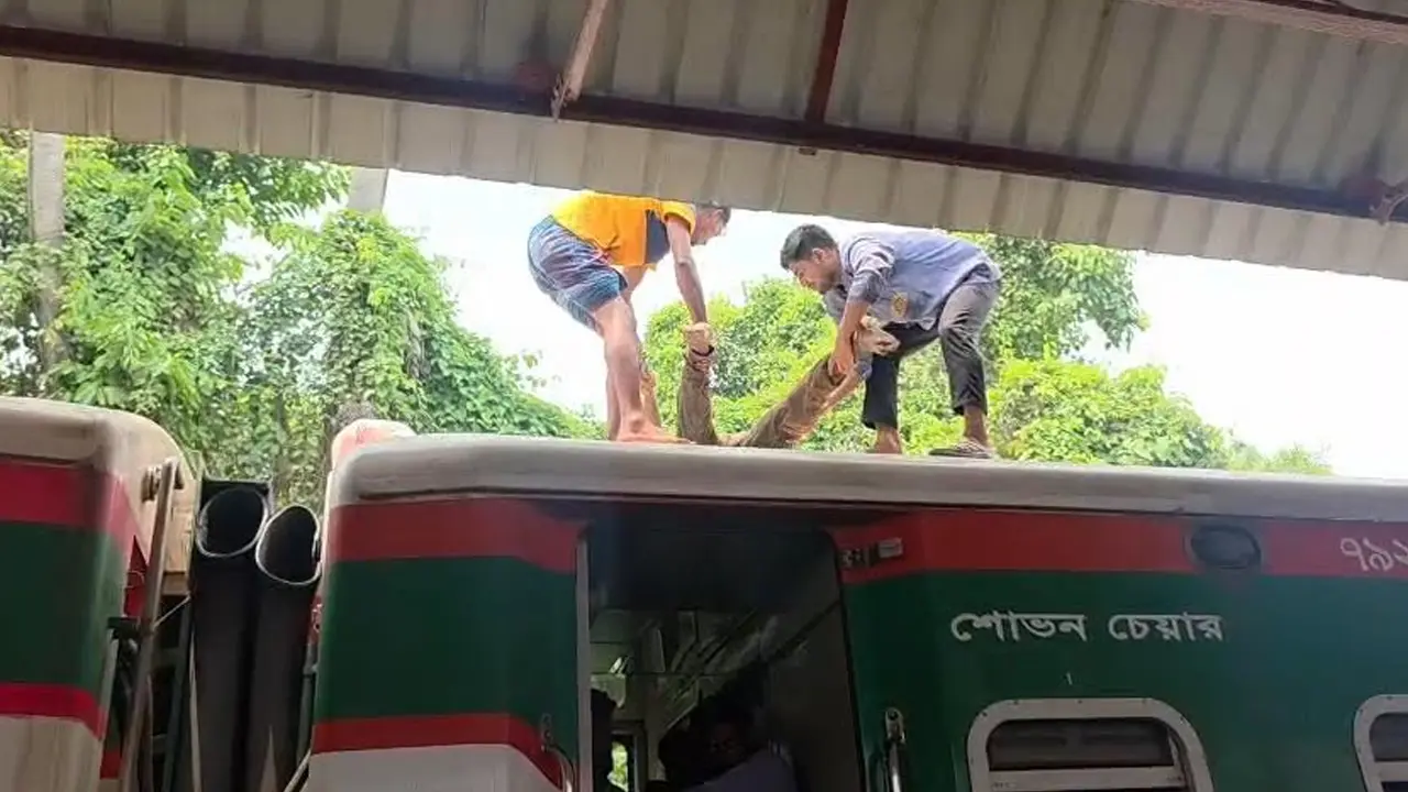 ট্রেনের ছাদে মিলল যুবকের রক্তাক্ত মরদেহ