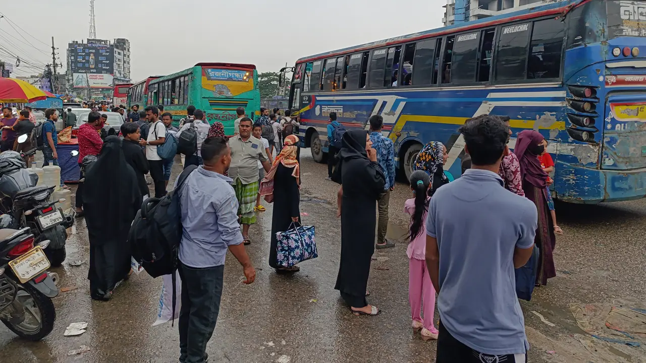 ঈদযাত্রায় ভোগান্তি, পাটুরিয়া রুটে দ্বিগুণ ভাড়া আদায়ের অভিযোগ