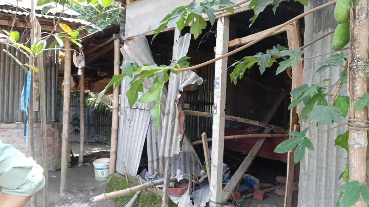 উলিপুরে ইউপি চেয়ারম্যানের নেতৃত্বে বাড়িঘরে ভাঙচুর-লুটপাটের অভিযোগ