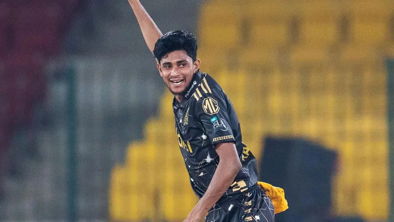 ফাইনালে টস জিতে ফিল্ডিংয়ে পেশোয়ার, একাদশে নাহিদ