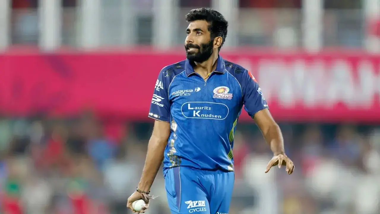 ১১ বছর পর লজ্জার রেকর্ড গড়লেন বুমরাহ