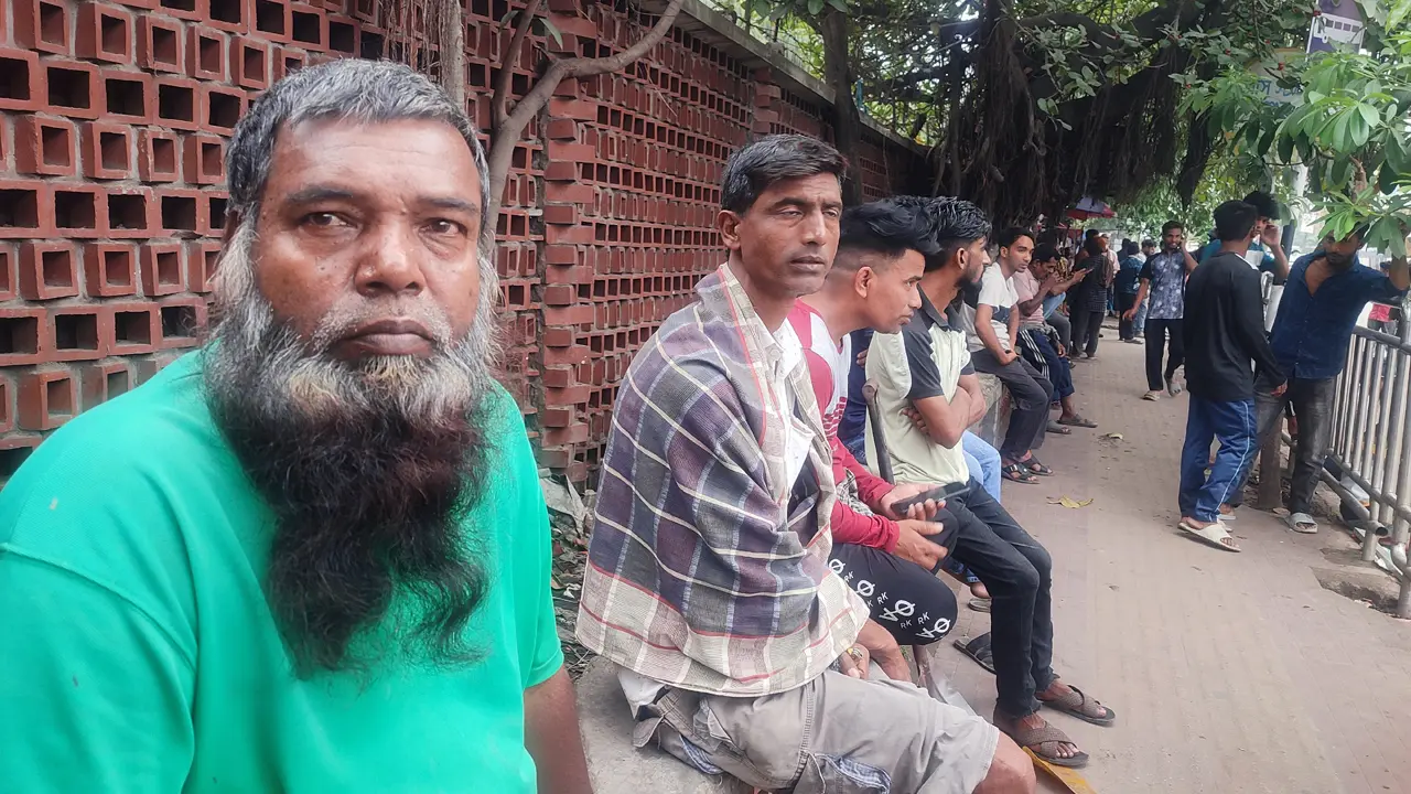 উনুনে আগুন জ্বলবে কি না, ঠিক করে দেয় ভোরের রাজপথ