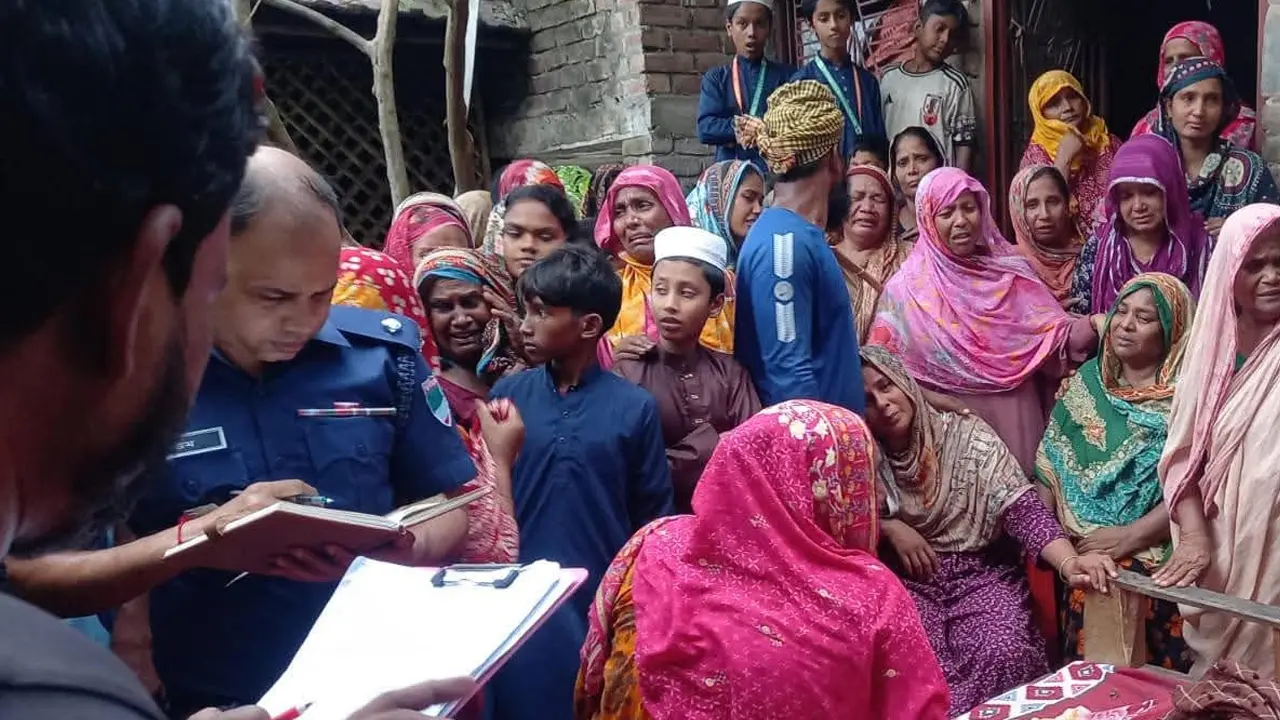 মোটরসাইকেলের ধাক্কায় ছিটকে পড়ে ট্রাকের চাকায় পিষ্ট মাদরাসাছাত্র