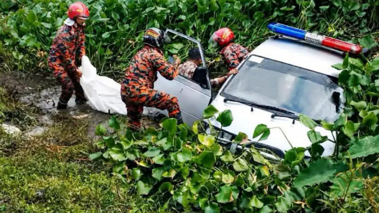 মর্গে নেওয়ার পথে লাশবাহী অ্যাম্বুলেন্স পুকুরে, পুলিশসহ আহত ৪