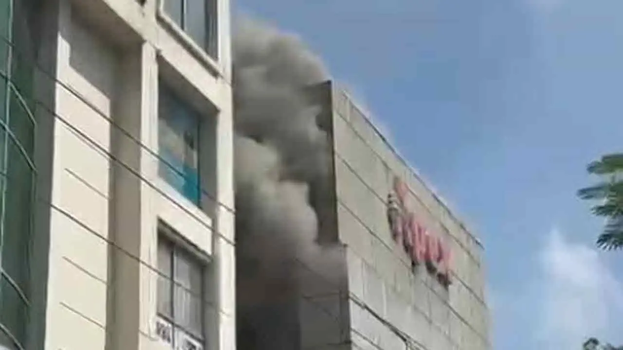 ধানমন্ডিতে এপেক্সের শোরুমে আগুন, নিয়ন্ত্রণে ফায়ারের ৫ ইউনিট