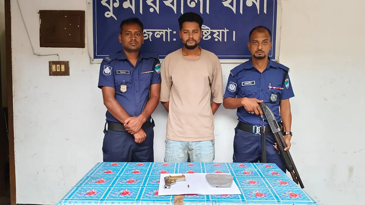 কুমারখালীতে বিদেশি পিস্তল ও গুলিসহ যুবক গ্রেপ্তার