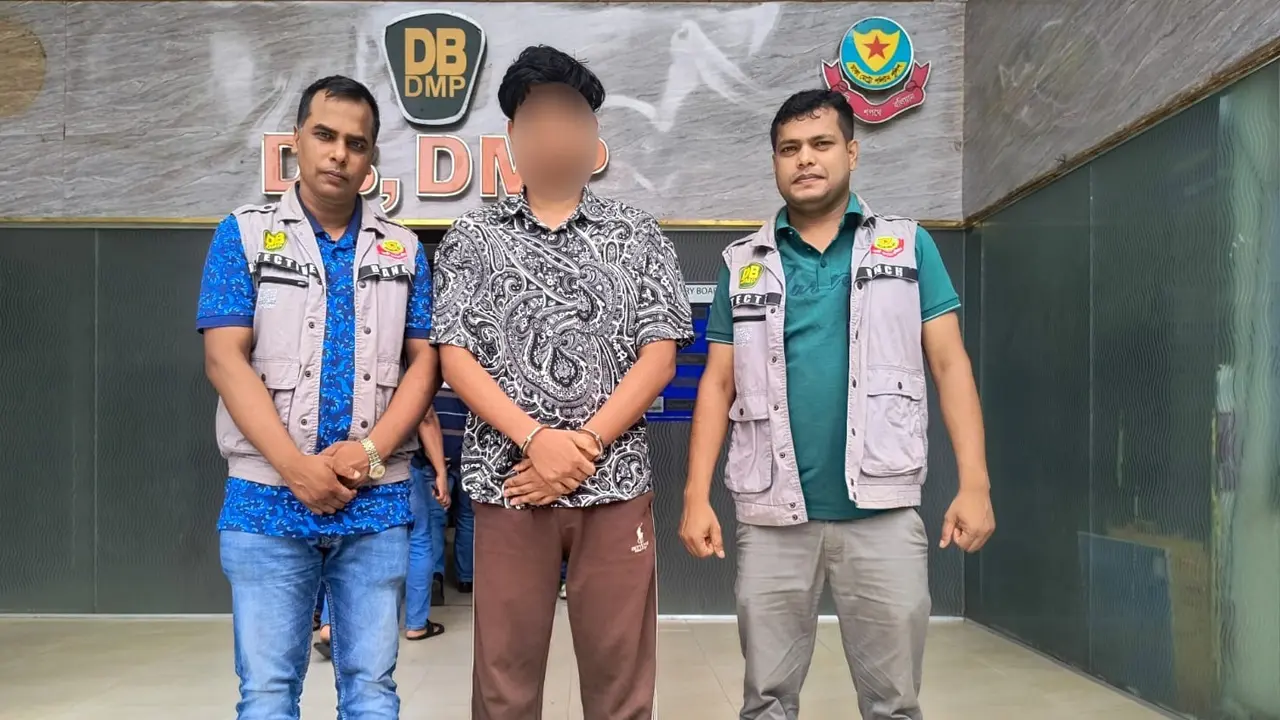 ভুয়া লোনের ওয়েবসাইট খুলে প্রতারণা, ৬১ সিমসহ গ্রেপ্তার তরুণ