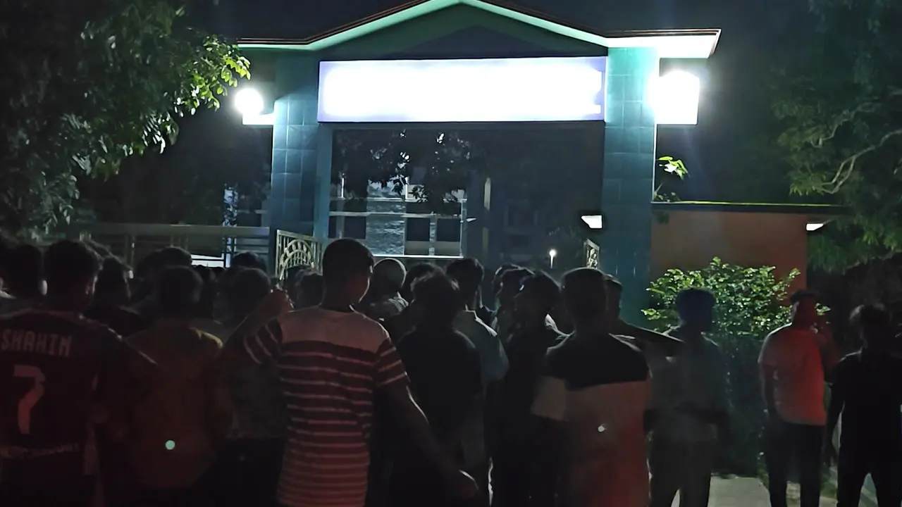 ছাত্রদল নেতার নিবন্ধনহীন বাইক আটক করায় এসপি কার্যালয় ঘেরাও