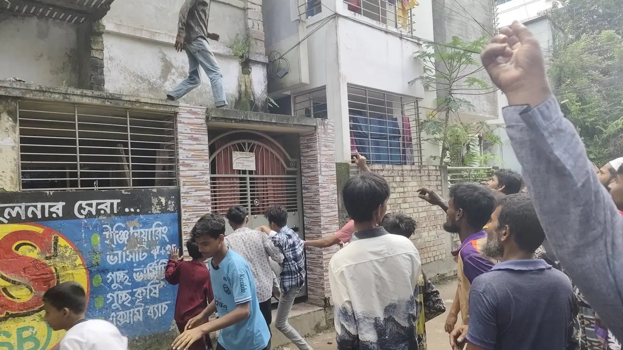 মাইকে ঘোষণা দিয়ে ২ মাদক কারবারির বাড়িতে হামলা-ভাঙচুর