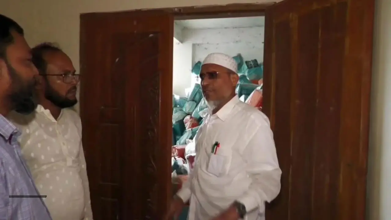 বিতরণ না করে ফেলে রাখা শত শত ডাস্টবিন, পৌর কর্মকর্তার ওপর চটলেন বাবর
