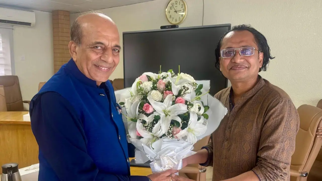 প্রধানমন্ত্রীর তথ্য উপদেষ্টার সঙ্গে সাক্ষাৎ করেছেন ভারতীয় হাইকমিশনার