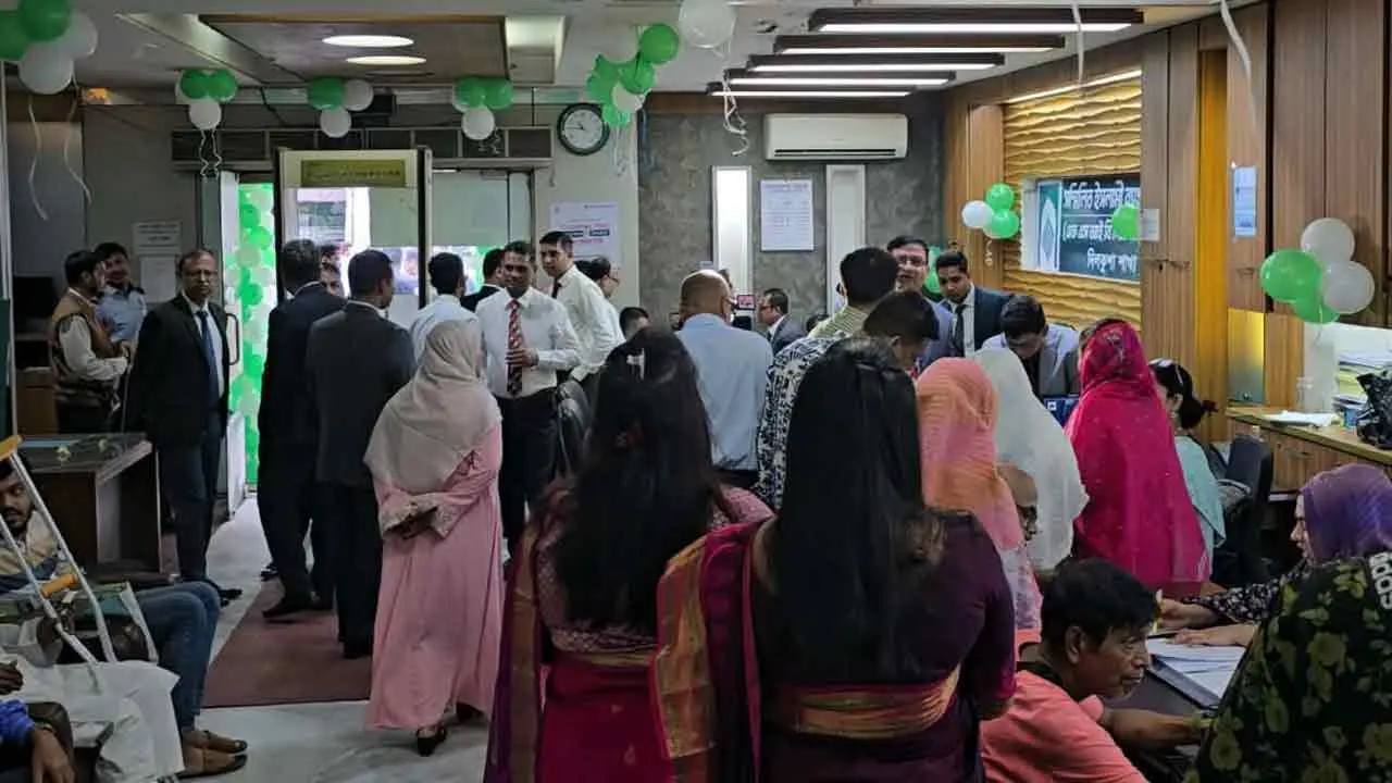 টাকা তোলার আবেদন করতে সম্মিলিত ইসলামী ব্যাংকে গ্রাহকদের ভিড়