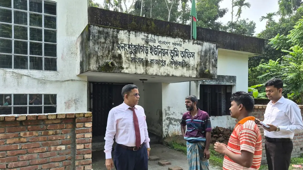 কমিশনার গিয়ে দেখলেন ভূমি অফিস তালাবদ্ধ, কর্মকর্তা বরখাস্ত