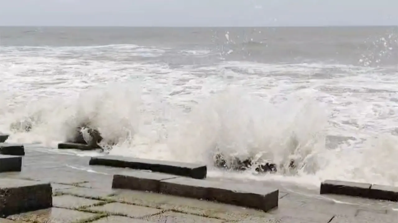 লঘুচাপে উত্তাল সাগর, চলছে বৃষ্টি; পায়রাসহ ৪ বন্দরে ৩ নম্বর সতর্ক সংকেত