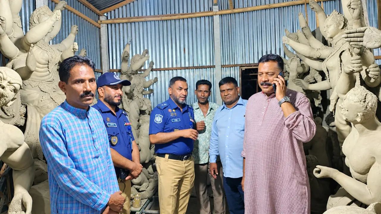 দিন-রাত প্রতিমা তৈরিতে ব্যস্ত কারিগররা, পালপাড়ায় নিরাপত্তা জোরদার