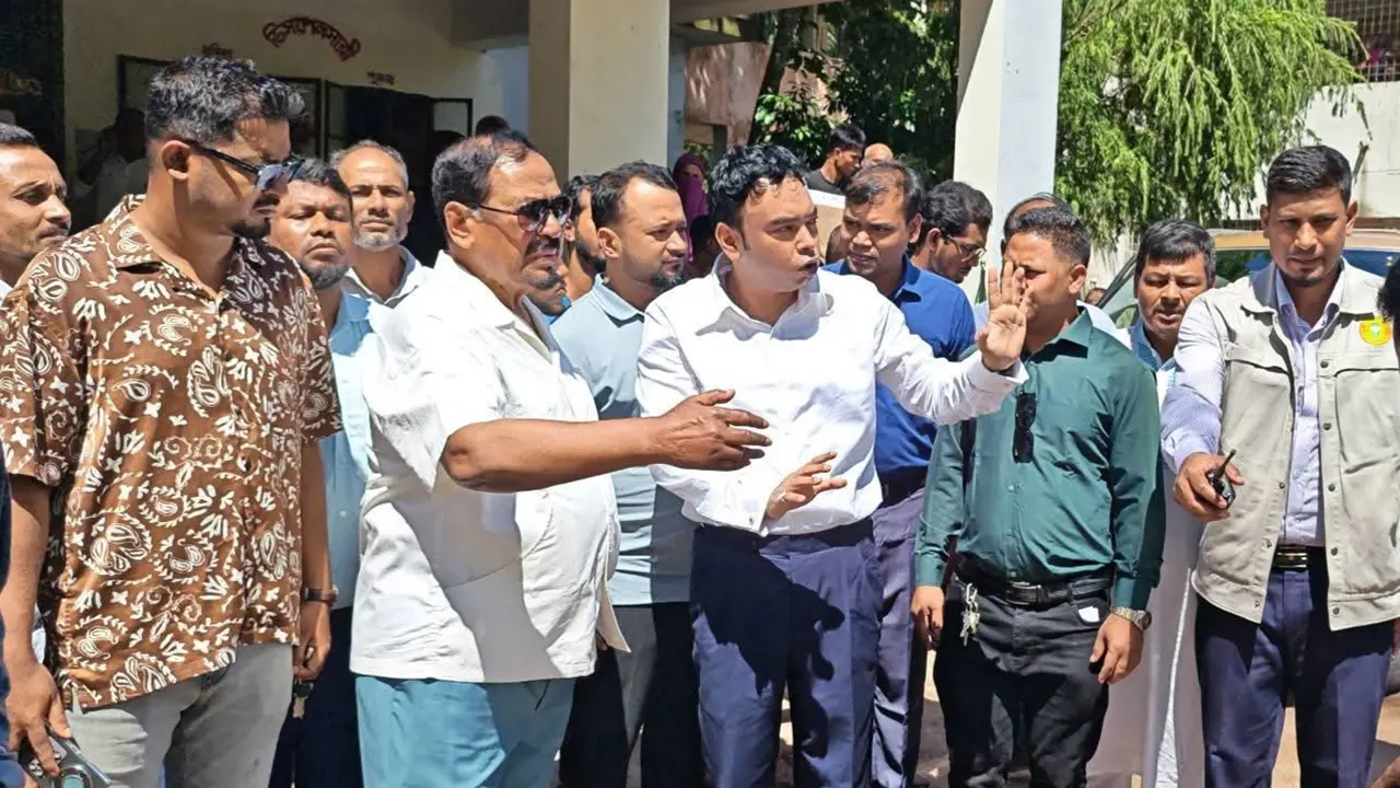 লালমোহন স্বাস্থ্য কমপ্লেক্সে আকস্মিক পরিদর্শনে স্পিকার