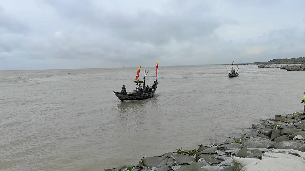 মেঘনার তীরে ভেসে এলো অজ্ঞাত কিশোরীর মরদেহ
