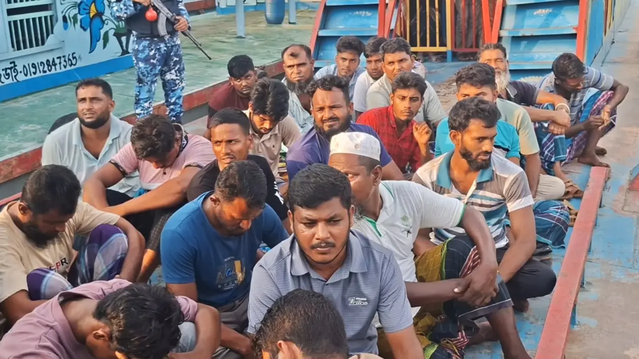 ভোলায় অবৈধভাবে বালু উত্তোলন করায় ৬টি ড্রেজার ও বাল্কহেড জব্দ, আটক ৪০