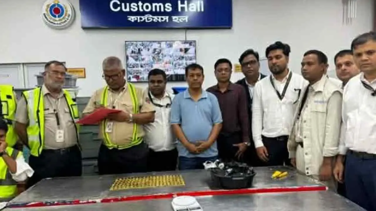 ১৪ কেজি স্বর্ণসহ বিমানের টেকনিক্যাল হেলপার আটক