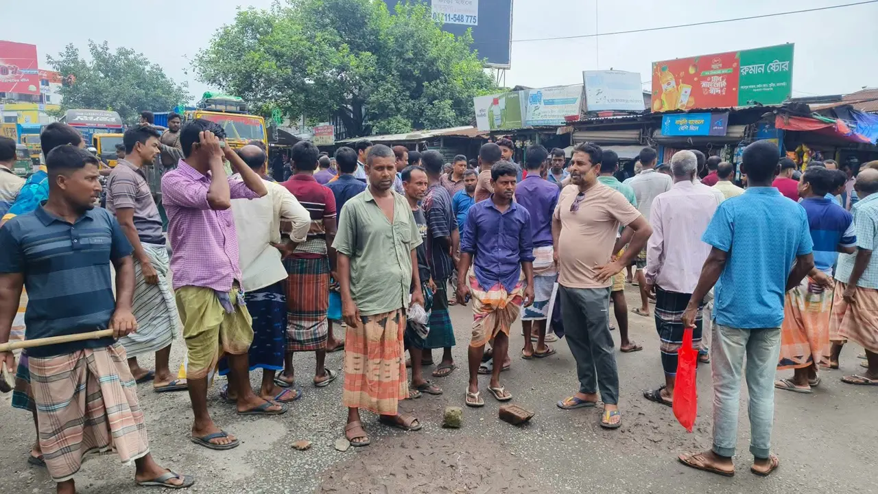 রাজশাহীতে সারের দাবিতে কৃষকদের মহাসড়ক অবরোধ