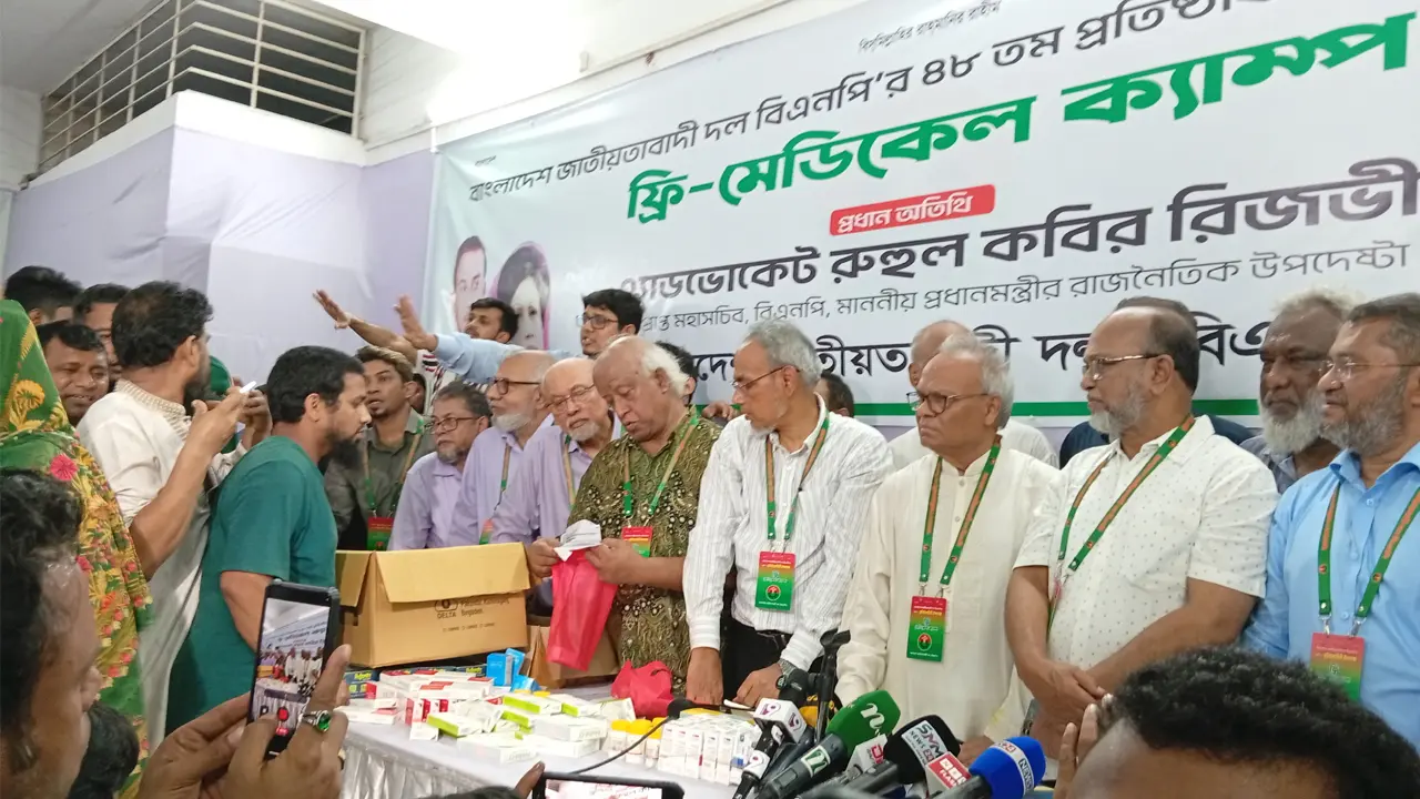 কেন্দ্রীয় কার্যালয়ের সামনে ফ্রি মেডিক্যাল ক্যাম্পের উদ্বোধন করলেন রিজভী