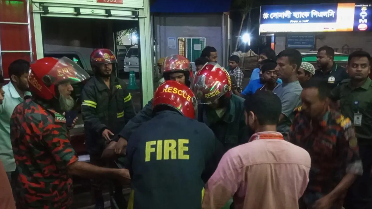 বগুড়ায় ট্রাক মেরামতের সময় অজ্ঞাত গাড়ির ধাক্কায় নিহত ২