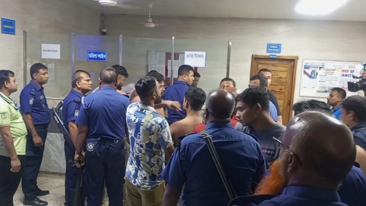 শজিমেকে হাসপাতালে সংঘর্ষে আহত ১২, অনির্দিষ্টকালের কর্মবিরতিতে ইন্টার্নরা