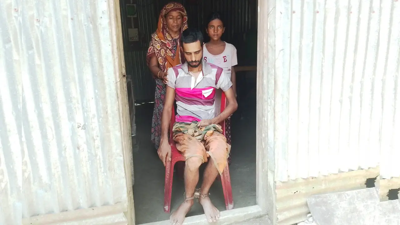 দুই বছর ধরে শিকলবন্দি বাবা, অনাহারে-অর্ধাহারে দিন কাটছে সন্তানদের