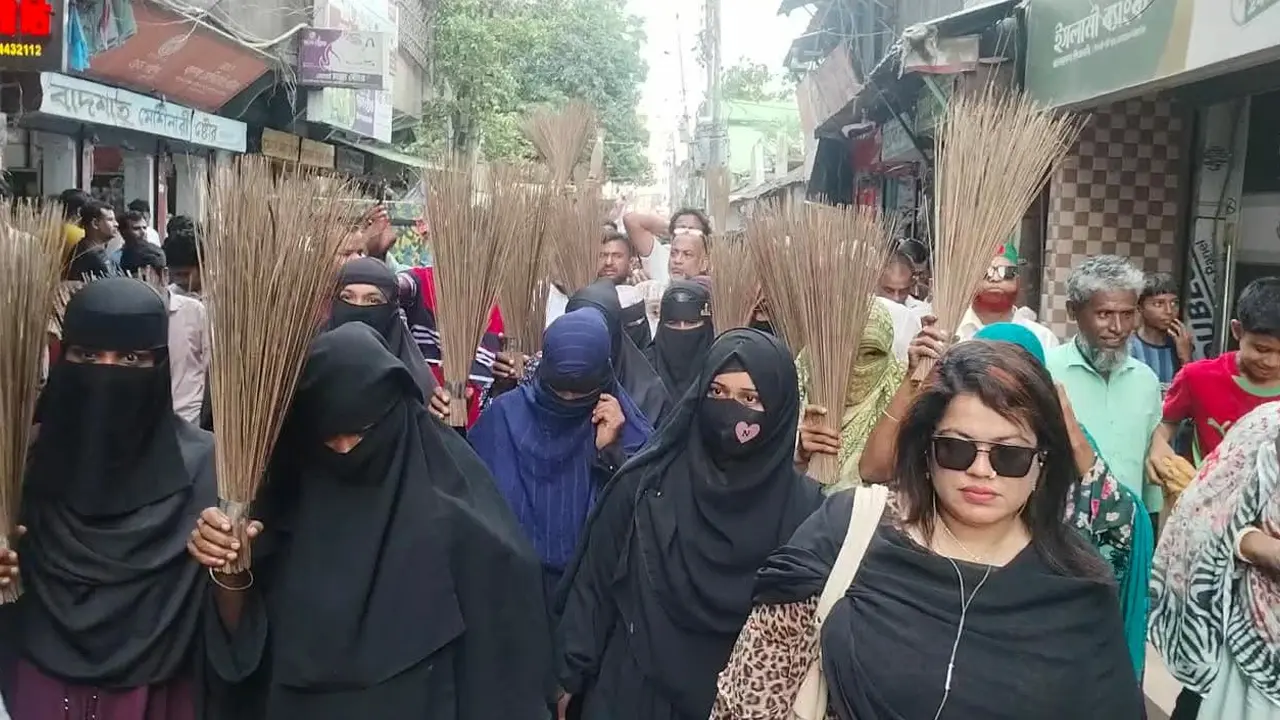 ব্রাহ্মণবাড়িয়ায় রুমিন ফারহানাকে অবাঞ্ছিত ঘোষণা, বিএনপির ঝাড়ু মিছিল