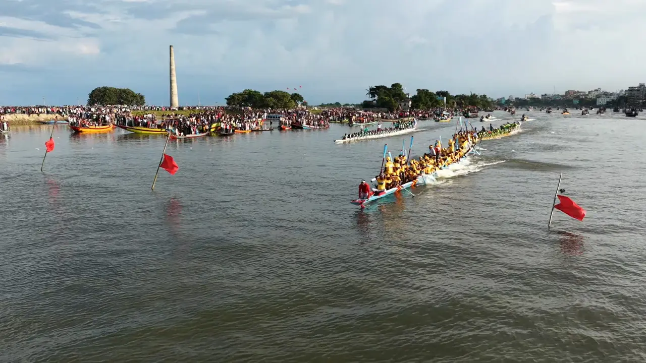 ব্রাহ্মণবাড়িয়ায় তিতাসের বুকে নৌকা বাইচ, দুই পাড়ে মানুষের ঢল