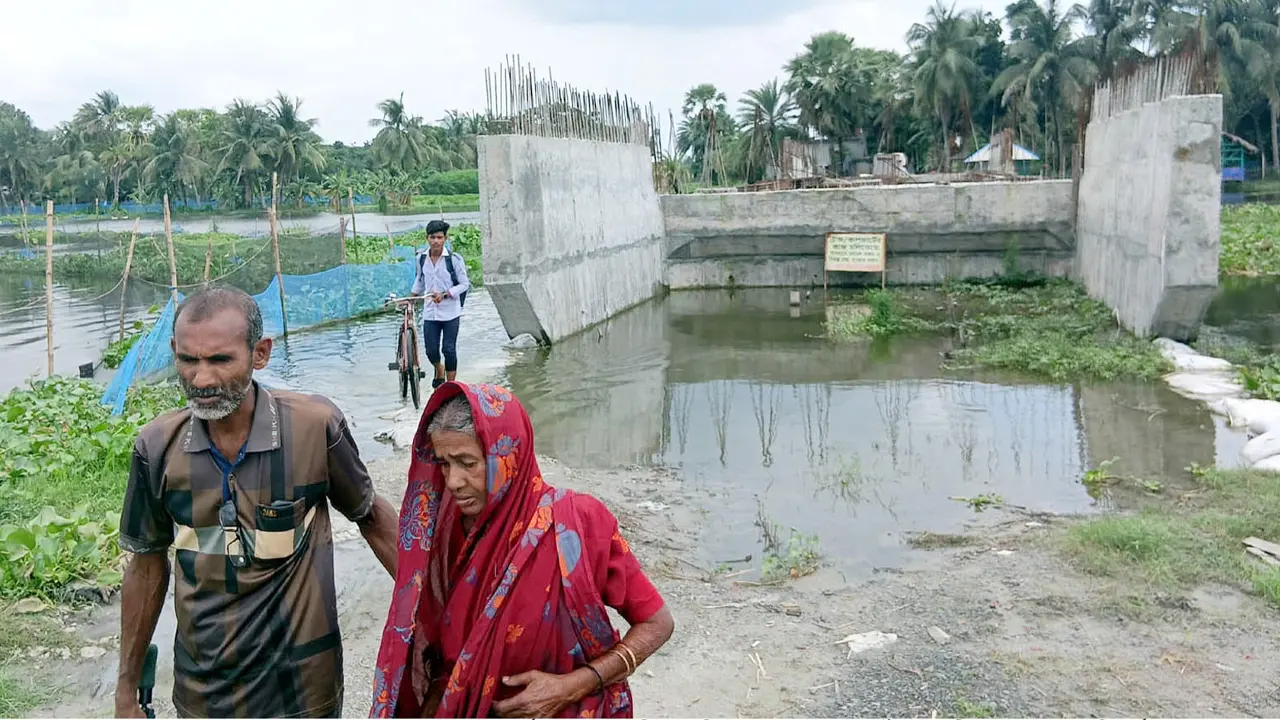 ১১ মাসের সেতুর কাজ আড়াই বছরেও শেষ হয়নি, দুর্ভোগে ১০ গ্রামের মানুষ