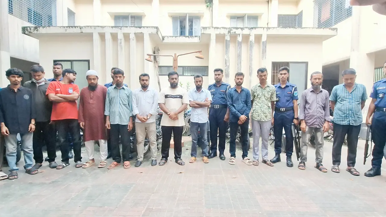 কিশোরগঞ্জে দুই হাসপাতালে দালাল চক্রের ১৭ সদস্য গ্রেপ্তার