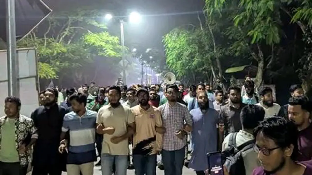 চাকরিতে ভাইভার নম্বর বৃদ্ধির প্রস্তাবের প্রতিবাদে শিক্ষার্থীদের বিক্ষোভ