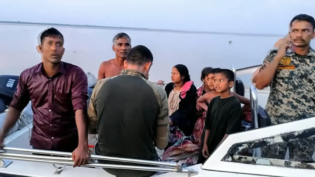 উদ্ধারের পর শিশুসহ ১০ জনকে ফেরত দিলো বিএসএফ