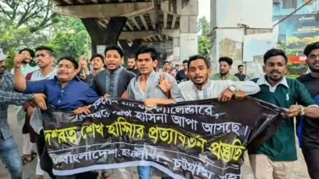 চট্টগ্রামে পুলিশ কমিশনার কার্যালয়ের সামনে নিষিদ্ধ ছাত্রলীগের মিছিল
