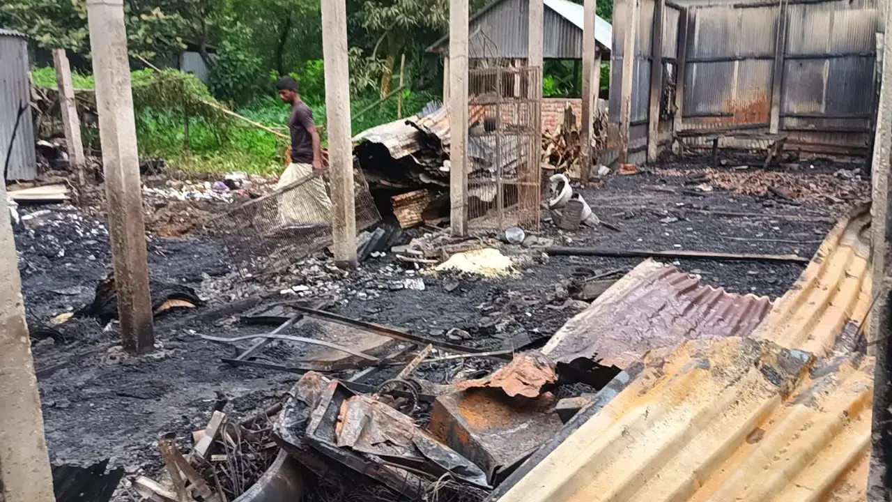 মধ্যরাতে আগুনে কালিয়াকৈরে দুই গোডাউন ও বসতবাড়ি পুড়ে ছাই