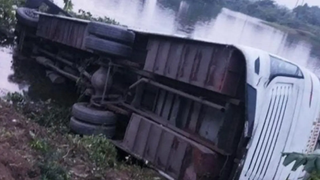 মেডিকেল শিক্ষার্থীদের বহনকারী বাস উল্টে খাদে, আহত ২০