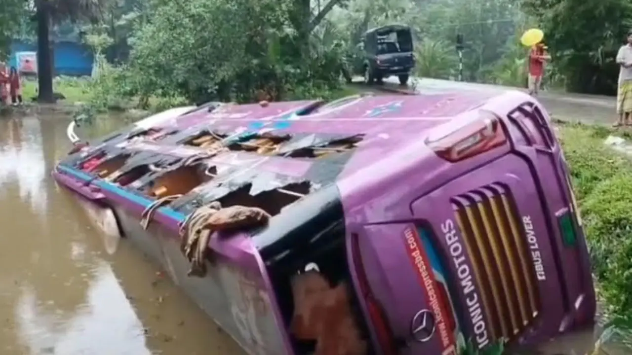 নিয়ন্ত্রণ হারিয়ে পুকুরে পড়ে গেল পর্যটকবাহী স্লিপার বাস